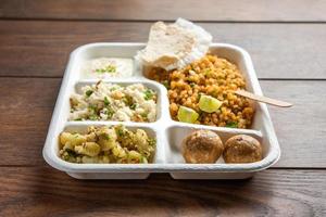 indisches Upwas Thali, Fasten-Essensplatte oder Thali für die Lieferung nach Hause oder ein Paket zum Mitnehmen für jeden Vrat foto