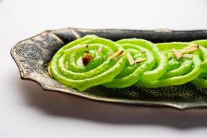 grünes Jalebi Mithai oder Süßes aus Indien, eine Variante eines traditionellen Imarti oder Jilbi foto