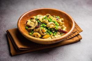 Champignon-Erbsen-Curry mit geröstetem Knoblauch, indisches Essen in einer Schüssel serviert foto