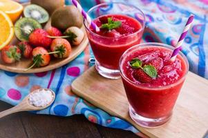 Erdbeer-Joghurt-Smoothie leckeres Fruchtsüßgetränk für die Gesundheit im Sommer foto