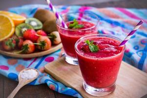 Erdbeer-Joghurt-Smoothie leckeres Fruchtsüßgetränk für die Gesundheit im Sommer foto