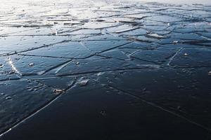 Eisbrocken gefroren auf der Oberfläche des Sees. foto