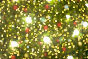 abstrakte Bokeh-Lichter. Bokeh Unschärfe von Lichtern in der Nacht. hellblauer, goldener, weißer glühkreishintergrund für festliches, weihnachten und neues jahr. mit Kopie foto