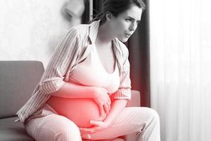 schwangere frau zu hause fühlt sich krank foto