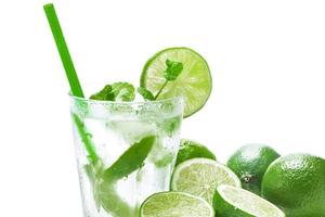 Mojito-Highball-Cocktail oder Erfrischungsgetränk mit Limette und Minze foto