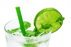 Mojito-Highball-Cocktail oder Erfrischungsgetränk mit Limette und Minze foto