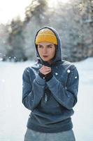 junge sportliche Frau in Sportbekleidung bereit für ein Wintertraining foto