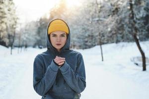 junge sportliche Frau in Sportbekleidung bereit für ein Wintertraining foto