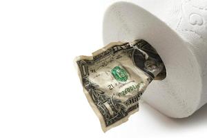 zerknitterter ein-dollar-schein in eine toilettenpapierrolle gesteckt. foto