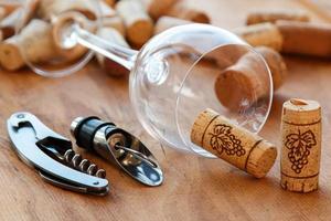 Weinwerkzeuge und Korken foto