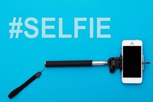 Selfie-Stick und Smartphone foto