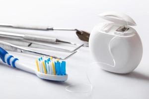 verschiedene Werkzeuge für die Zahnpflege foto