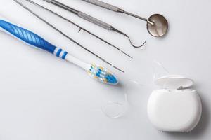 verschiedene Werkzeuge für die Zahnpflege foto