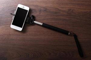 Smartphone und Selfie-Stick foto