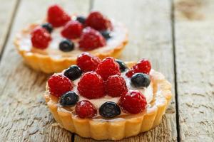 Tasse Kaffee und süße Kuchen mit Beeren foto