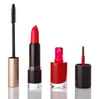 Wimperntusche, Nagellack und Lippenstift foto