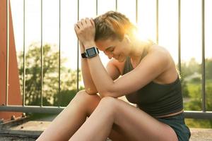 Sportliche Frau nach dem Fitness- oder Joggingtraining auf einer Stadtstraße foto