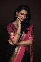 schöne indische frau, die traditionelles sari-kleid trägt foto