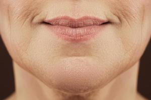 gealterte weibliche Lippen mit Mimikfalten foto