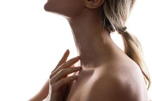 Nahaufnahme des weiblichen Halses mit glatter Haut foto