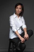 Schönes asiatisches Modell mit übergroßem weißem Hemd foto