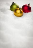Weihnachtsschmuck auf Schneeflocken mit Textraum foto