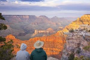 Paar genießt die wunderschöne Landschaft des Grand Canyon foto