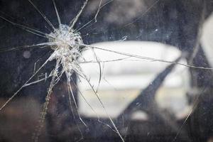 gesprungenes Fensterglas auf antikem LKW abstrakt foto