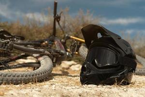 MTB-Fahrrad und Helm mit Schutzbrille für Downhill-Radfahren foto