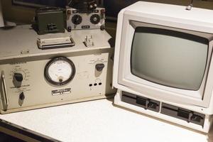 Vintage-Audiokomponenten und Computermonitor foto