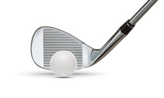 Chrom-Golfclub-Keileisen und Golfball auf weißem Hintergrund foto