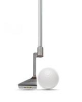 Zehe des Golfschläger-Putters mit dem Golfball lokalisiert auf einem weißen Hintergrund foto