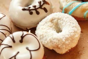 süße Donuts in verschiedenen Geschmacksrichtungen foto