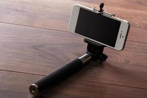 Smartphone und Selfie-Stick foto