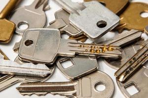 verstreute Schlüssel aus Bronze und Silber foto