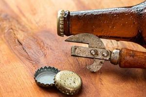 Vintage Opener und Bier foto