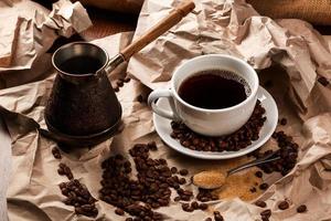 Kaffeetasse und Cezve für türkischen Kaffee foto