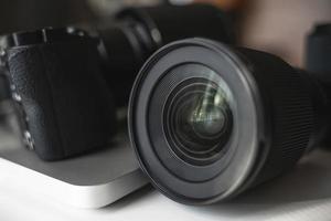 moderne schwarze spiegellose Kamera und Festbrennweite foto