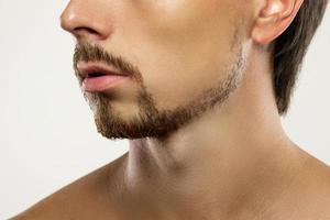 junger Mann mit Bart im Latino-Stil foto
