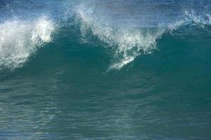 dramatische Shorebreak-Welle foto