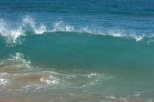 dramatische Shorebreak-Welle foto