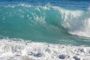 dramatische Shorebreak-Welle foto