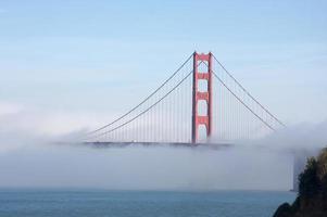 die golden gate bridge im morgennebel foto