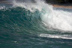 dramatische Shorebreak-Welle foto