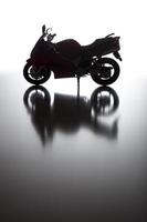 Silhouette des Straßenmotorrads auf reflektierender Oberfläche foto