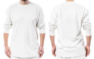 mann, der weißes langärmliges t-shirt mit leerem raum für design trägt foto