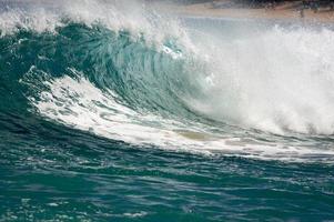 dramatische Shorebreak-Welle foto