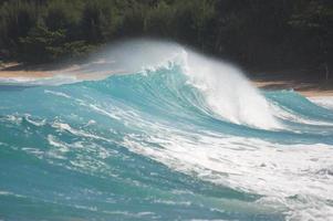 dramatische Shorebreak-Welle foto