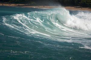 dramatische Shorebreak-Welle foto