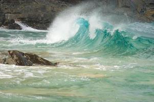 brechende Welle an der Küste von Na Pali foto